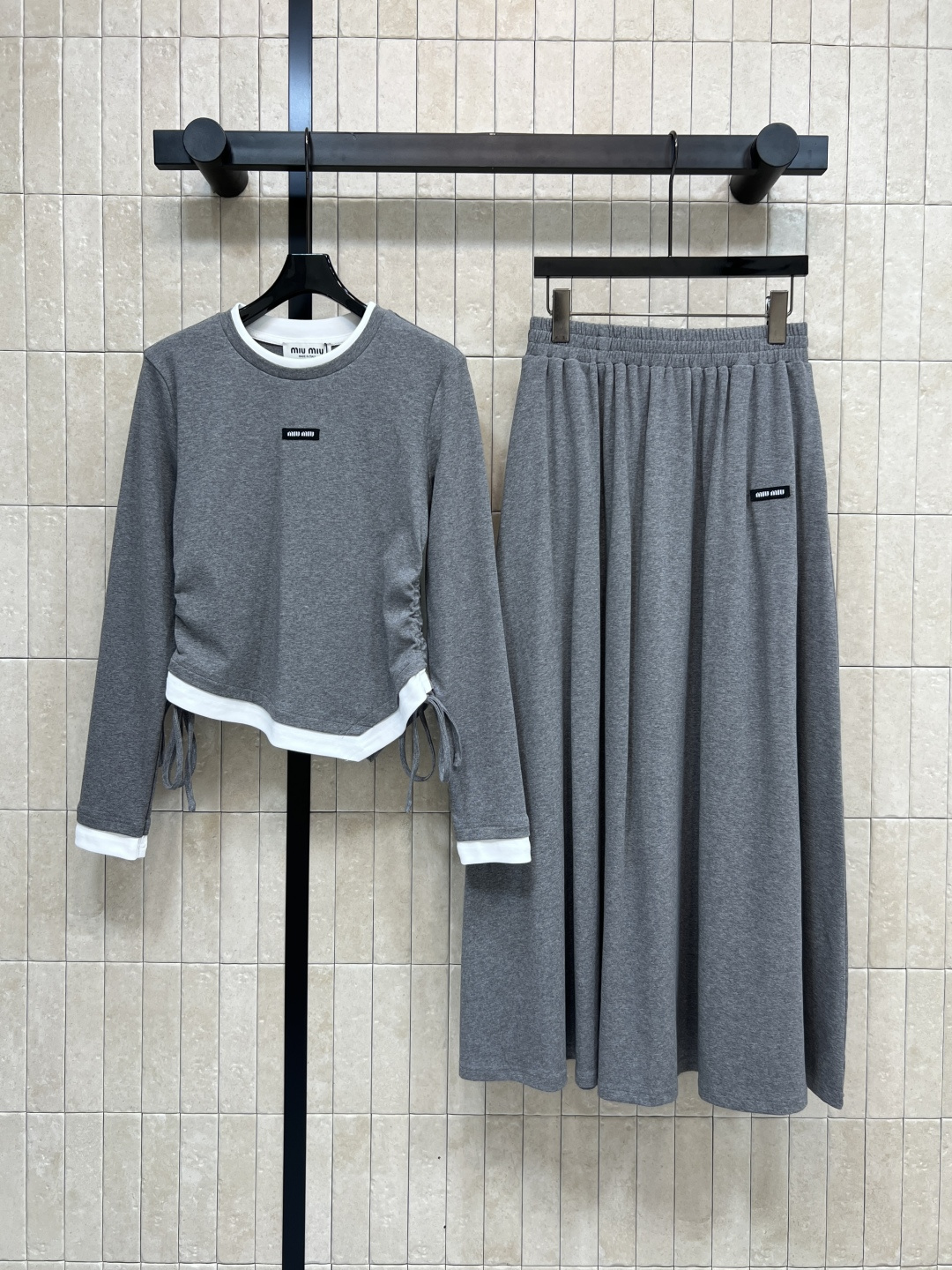 NO:505466,MIu's new 25 autumn and winter style, irregular contrasting color spliced ​​long-sleeved T-shirt + skirt, the design of the fake two-piece is simply amazing, sweet and cool with a high-waisted umbrella skirt, fashionable, sweet and cool, stylish, irregular contrasting color fake two-piece design, chest logo patch embellishment, increase overall coordination, fashionable and high-end, super slimming and thin waist, two-color three-code,,miumiu, skirts,tees, t-shirt,alexander wang19860909MIu家 25秋冬新款 不规则撞色拼接长袖T恤+半身裙 假两件的设计感上身简直绝了 又甜又酷搭配高腰伞裙 时髦又甜酷有型 衣摆不规则撞色假两件设计 胸前logo贴布标点缀 使整体协调度增加 时髦又高级 超级显瘦显腰细 两色三码,,miumiu,skirts,tees，t-shirt,alexander wang,Women's clothing