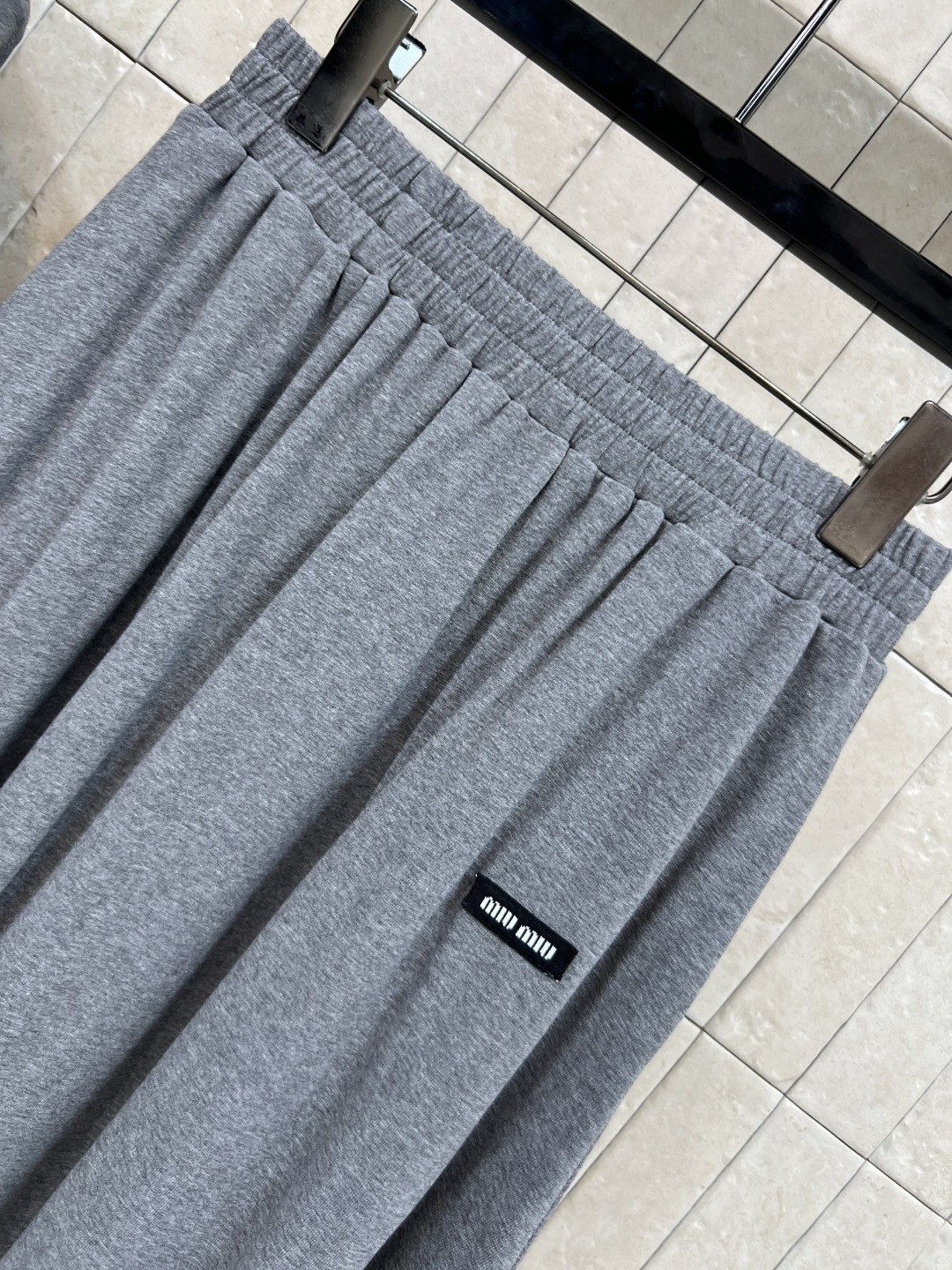 MIu家 25秋冬新款 不规则撞色拼接长袖T恤+半身裙 假两件的设计感上身简直绝了 又甜又酷搭配高腰伞裙