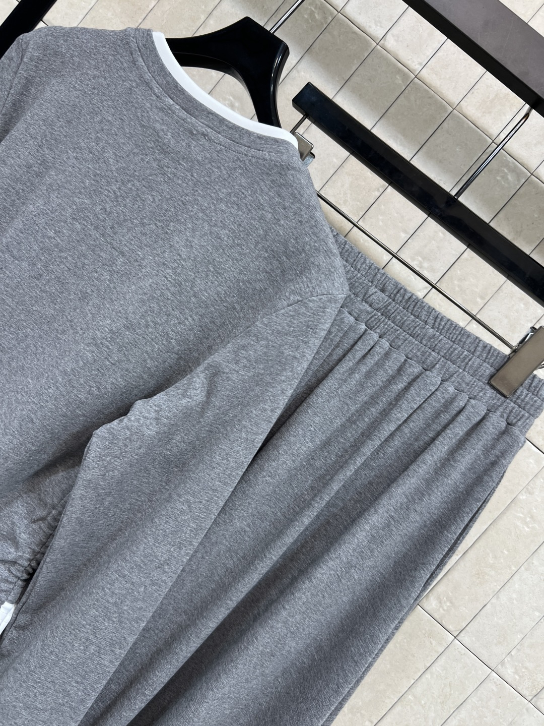 MIu家 25秋冬新款 不规则撞色拼接长袖T恤+半身裙 假两件的设计感上身简直绝了 又甜又酷搭配高腰伞裙