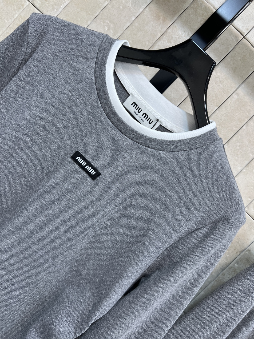 MIu家 25秋冬新款 不规则撞色拼接长袖T恤+半身裙 假两件的设计感上身简直绝了 又甜又酷搭配高腰伞裙