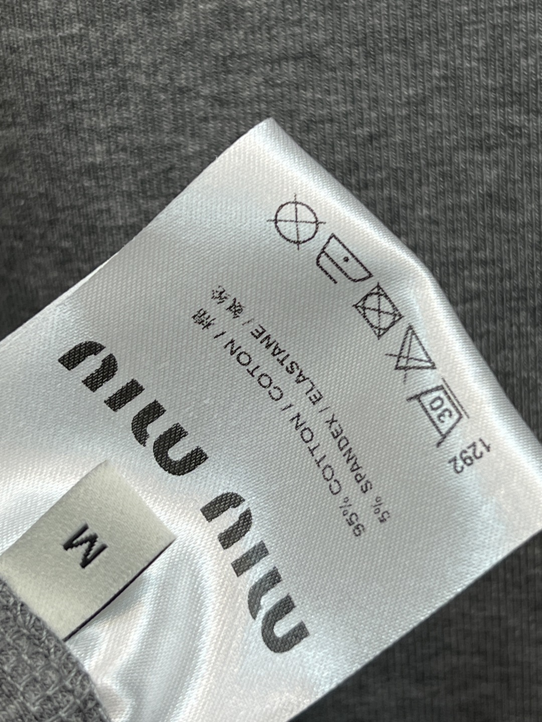 MIu家 25秋冬新款 不规则撞色拼接长袖T恤+半身裙 假两件的设计感上身简直绝了 又甜又酷搭配高腰伞裙