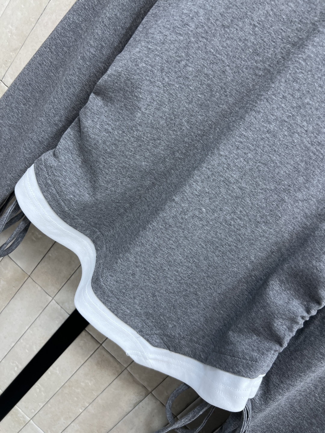 MIu家 25秋冬新款 不规则撞色拼接长袖T恤+半身裙 假两件的设计感上身简直绝了 又甜又酷搭配高腰伞裙