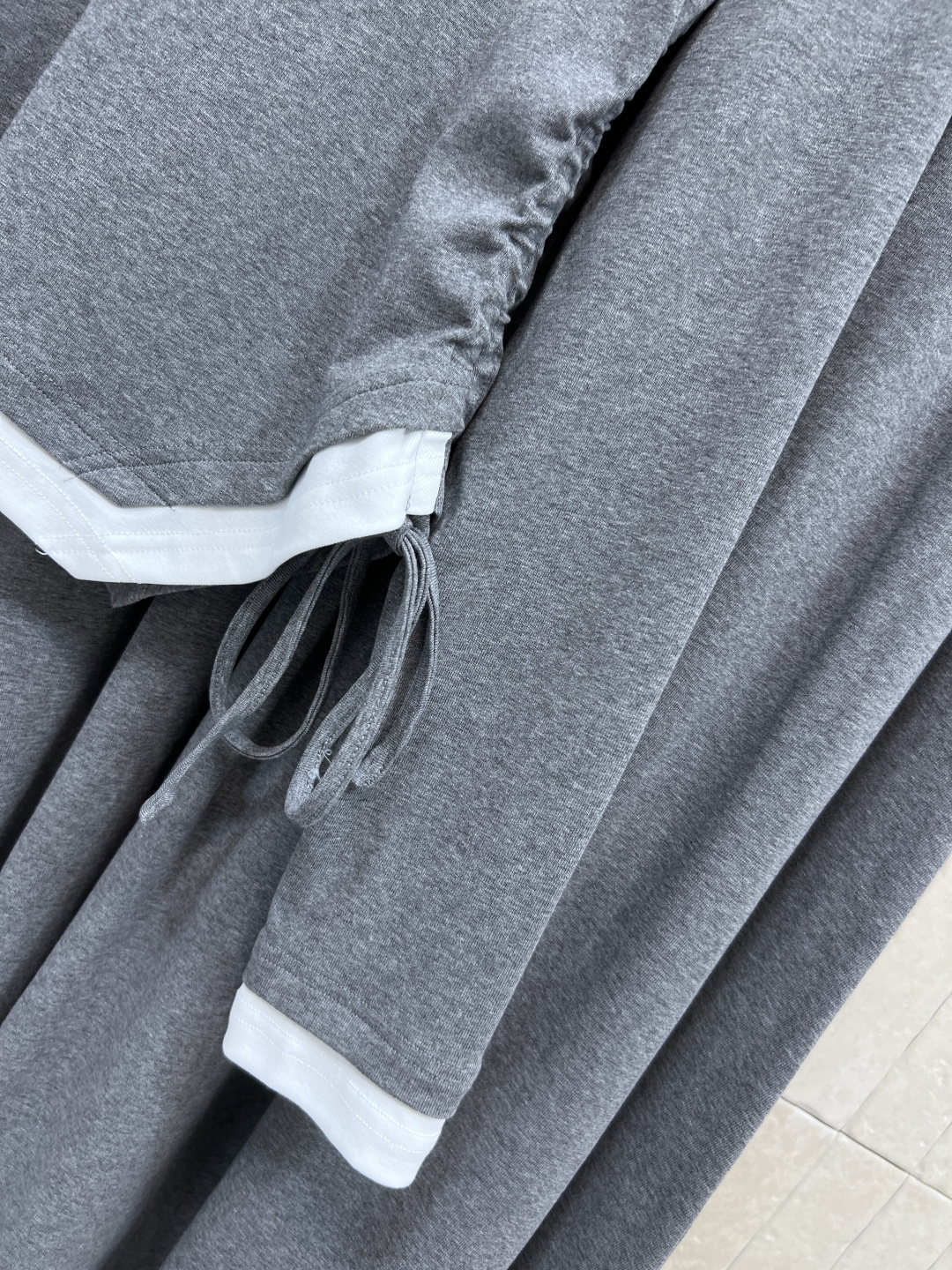 MIu家 25秋冬新款 不规则撞色拼接长袖T恤+半身裙 假两件的设计感上身简直绝了 又甜又酷搭配高腰伞裙