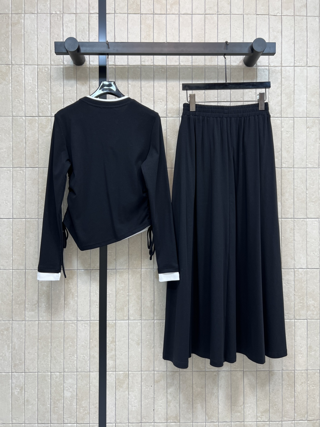 MIu家 25秋冬新款 不规则撞色拼接长袖T恤+半身裙 假两件的设计感上身简直绝了 又甜又酷搭配高腰伞裙