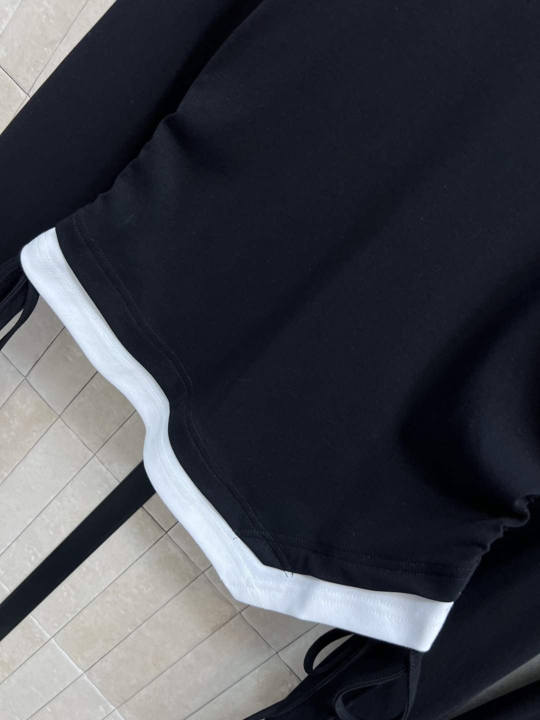 MIu家 25秋冬新款 不规则撞色拼接长袖T恤+半身裙 假两件的设计感上身简直绝了 又甜又酷搭配高腰伞裙