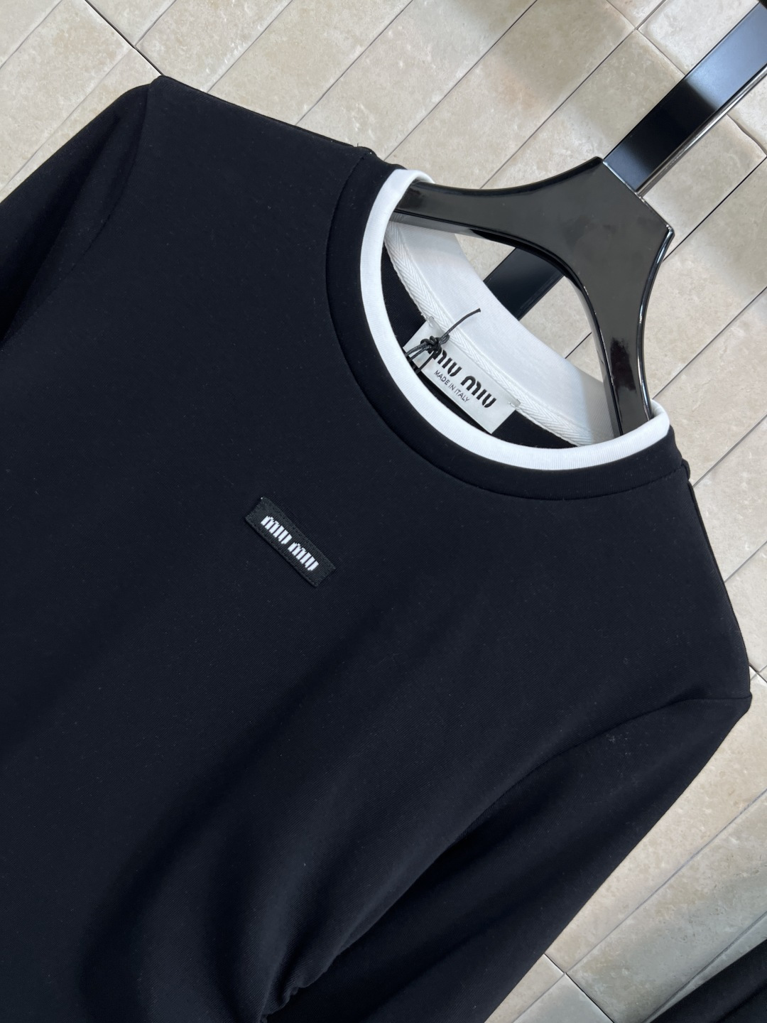 MIu家 25秋冬新款 不规则撞色拼接长袖T恤+半身裙 假两件的设计感上身简直绝了 又甜又酷搭配高腰伞裙