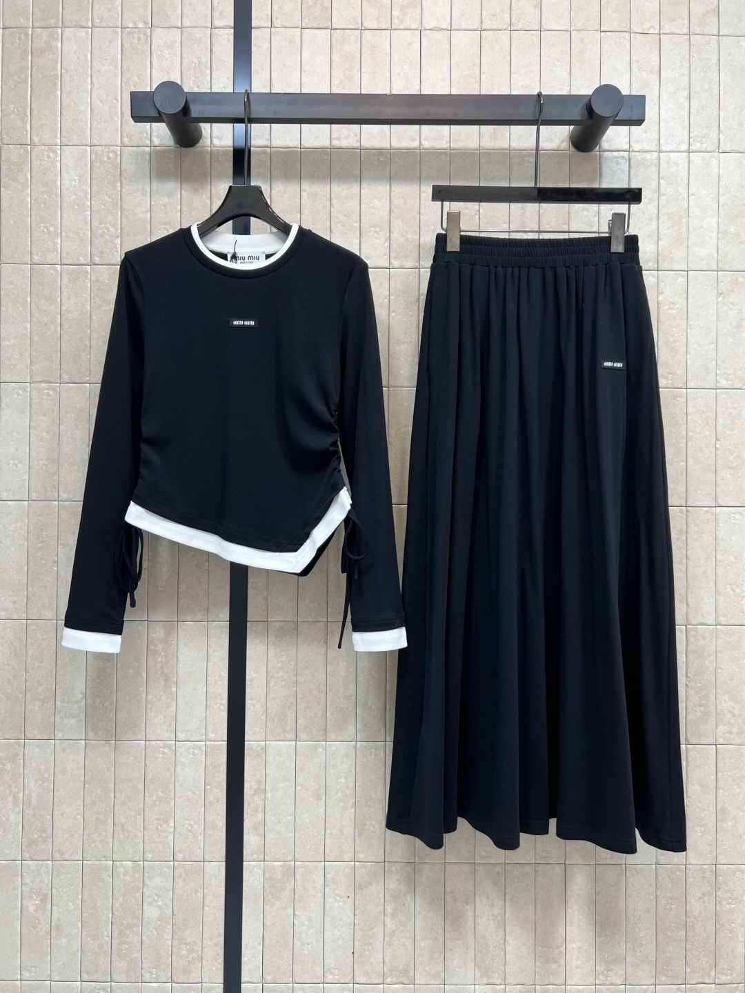 NO:505474,MIujia 25 autumn and winter new style, irregular contrasting color spliced ​​long-sleeved T-shirt + skirt, the design of the fake two-piece is simply amazing, sweet and cool with a high-waisted umbrella skirt, fashionable, sweet and cool, stylish, irregular contrasting color fake two-piece design, chest logo patch embellishment, increase overall coordination, fashionable and high-end, super slimming and thin waist, two-color three-code,,miumiu, skirts,tees, t-shirt,alexander wang19860909MIu家 25秋冬新款 不规则撞色拼接长袖T恤+半身裙 假两件的设计感上身简直绝了 又甜又酷搭配高腰伞裙 时髦又甜酷有型 衣摆不规则撞色假两件设计 胸前logo贴布标点缀 使整体协调度增加 时髦又高级 超级显瘦显腰细 两色三码,,miumiu,skirts,tees，t-shirt,alexander wang,Women's clothing