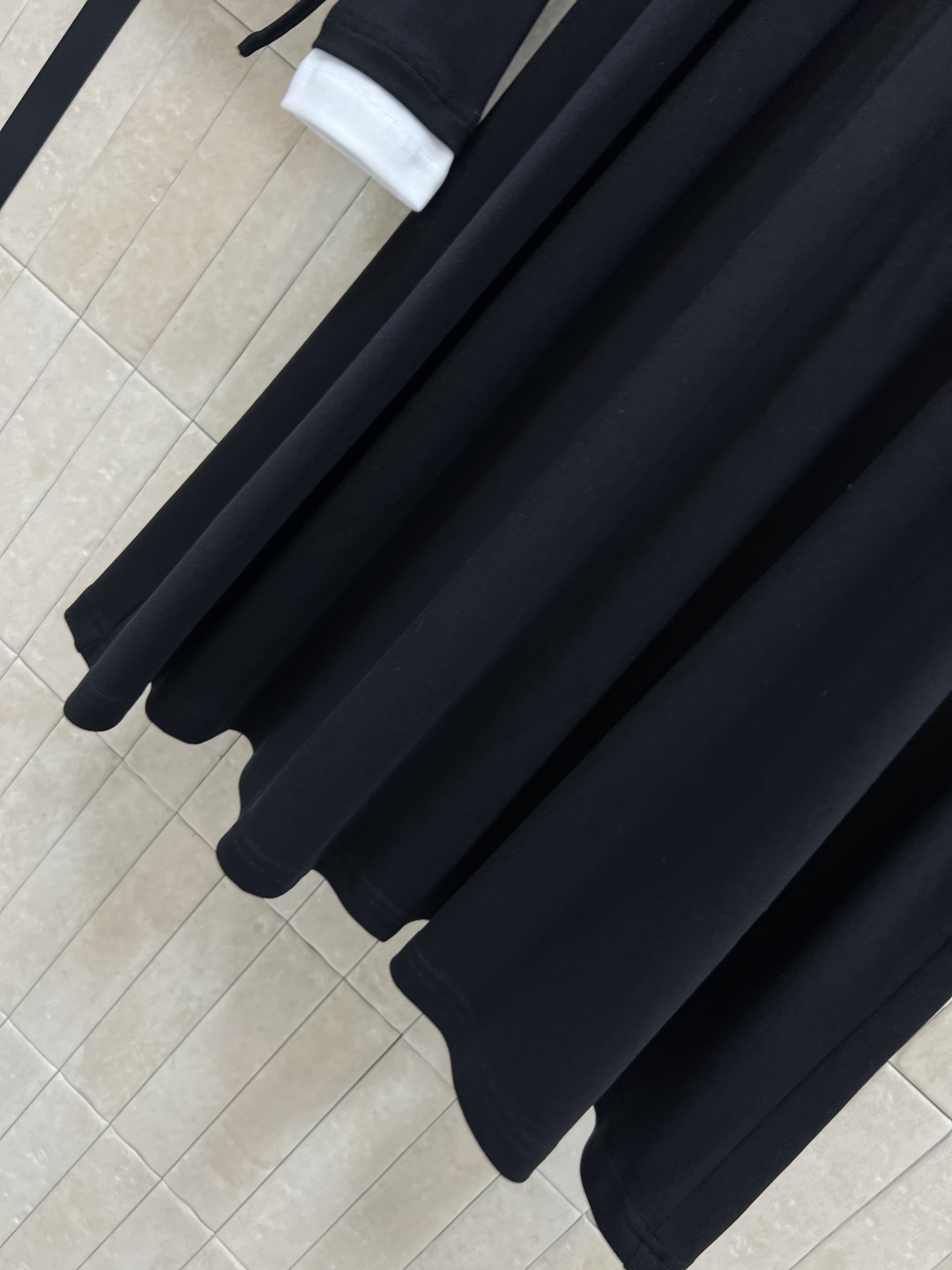 MIu家 25秋冬新款 不规则撞色拼接长袖T恤+半身裙 假两件的设计感上身简直绝了 又甜又酷搭配高腰伞裙