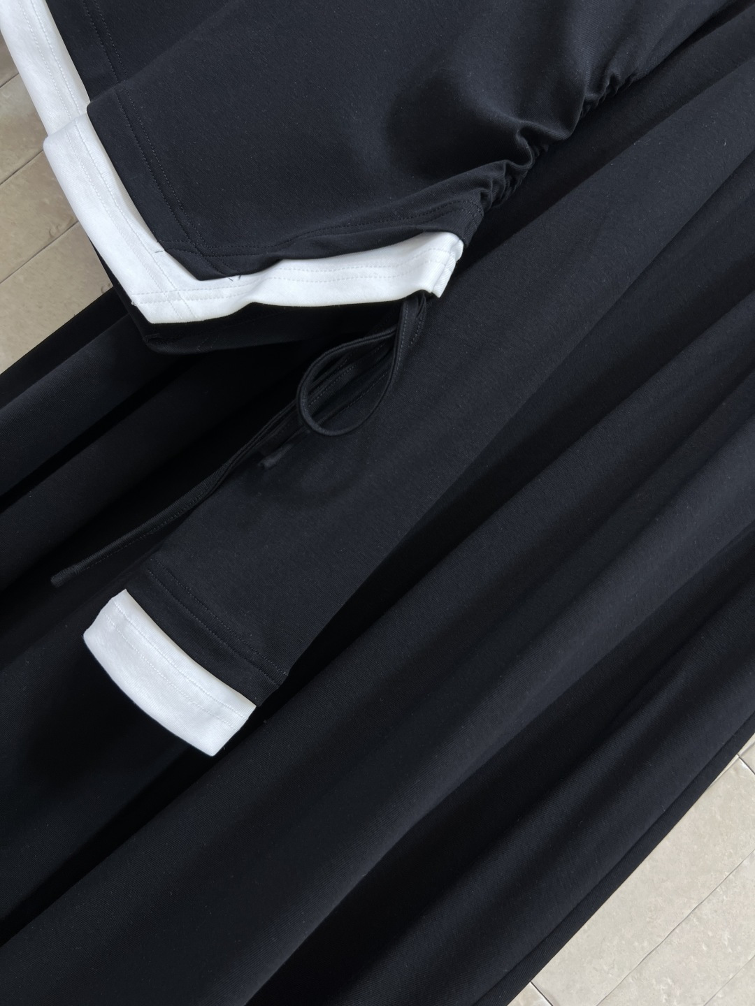 MIu家 25秋冬新款 不规则撞色拼接长袖T恤+半身裙 假两件的设计感上身简直绝了 又甜又酷搭配高腰伞裙