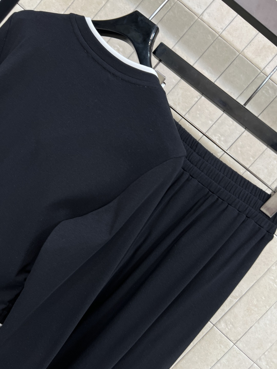 MIu家 25秋冬新款 不规则撞色拼接长袖T恤+半身裙 假两件的设计感上身简直绝了 又甜又酷搭配高腰伞裙