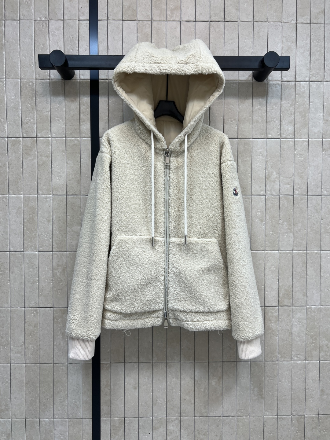 NO:505461,M Home 25 autumn and winter new style, double-sided teddy velvet hooded jacket, one side solid nylon fabric, the other side is soft and cute pelleted tidy velvet, two styles switch to create a different fashion atmosphere, the hooded zipper loose style, no restrictions on the figure, can be cool, well-behaved, huge and warm, babies who are afraid of cold can buy it, the upper body will not be bloated or picky of the figure, full of fashionable feeling, three colors and three codes Size/S-M-L,,jackets & coats,hats,alexander wang19860909M家 25秋冬新款 双面穿泰迪绒连帽外套 一面纯色尼龙面料 另一面是软萌的颗粒绒泰迪绒 两个风格切换穿出不一样的时尚气息 连帽拉链宽松版型 对身材没有限制 可飒可乖巧 巨厚巨保暖 怕冷的宝贝可以入手了 上身不会臃肿也不会挑身材 时髦感满满 三色三码 Size/S-M-L,,jackets & coats,hats,alexander wang,Women's clothing