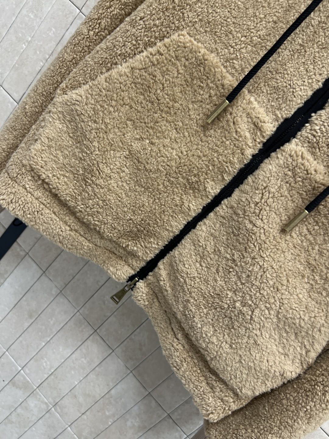 M家 25秋冬新款 双面穿泰迪绒连帽外套 一面纯色尼龙面料 另一面是软萌的颗粒绒泰迪绒 两个风格切换穿出