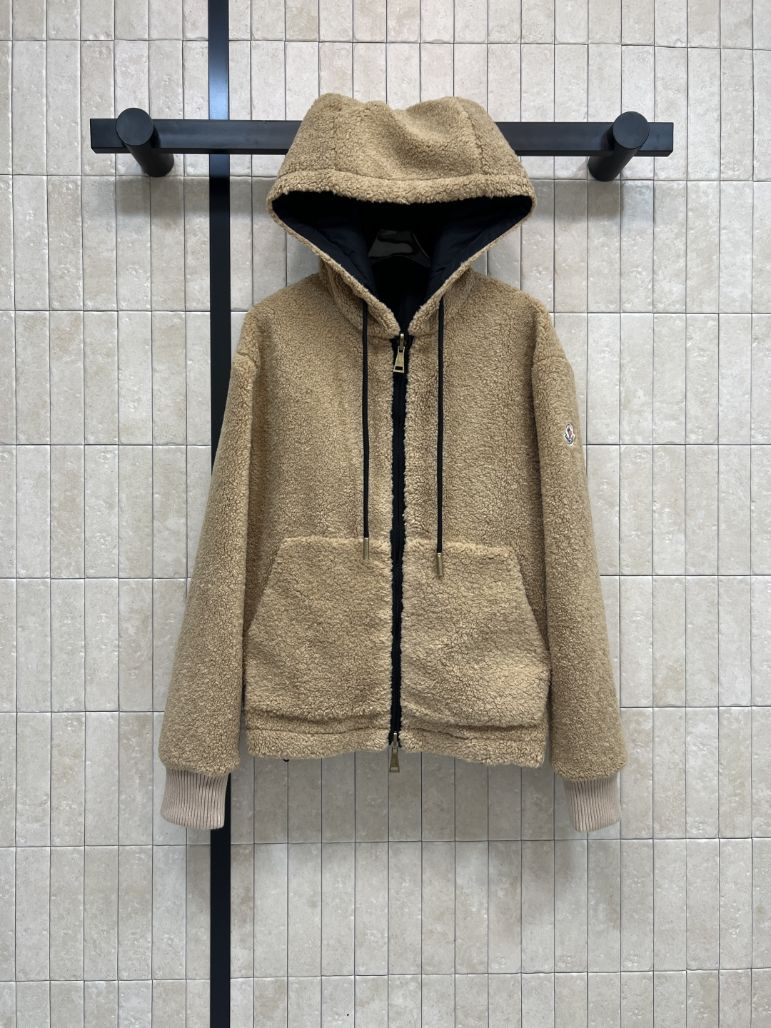 NO:505467,M Home 25 autumn and winter new style, double-sided teddy velvet hooded jacket, one side solid nylon fabric, the other side is soft and cute pelleted tidy velvet, two styles switch to create a different fashion atmosphere, the hooded zipper loose style, no restrictions on the figure, can be cool, well-behaved, huge and warm, babies who are afraid of cold can buy it, the upper body will not be bloated or picky of the figure, full of fashionable feeling, three colors and three codes Size/S-M-L,,jackets & coats,hats,alexander wang19860909M家 25秋冬新款 双面穿泰迪绒连帽外套 一面纯色尼龙面料 另一面是软萌的颗粒绒泰迪绒 两个风格切换穿出不一样的时尚气息 连帽拉链宽松版型 对身材没有限制 可飒可乖巧 巨厚巨保暖 怕冷的宝贝可以入手了 上身不会臃肿也不会挑身材 时髦感满满 三色三码 Size/S-M-L,,jackets & coats,hats,alexander wang,Women's clothing