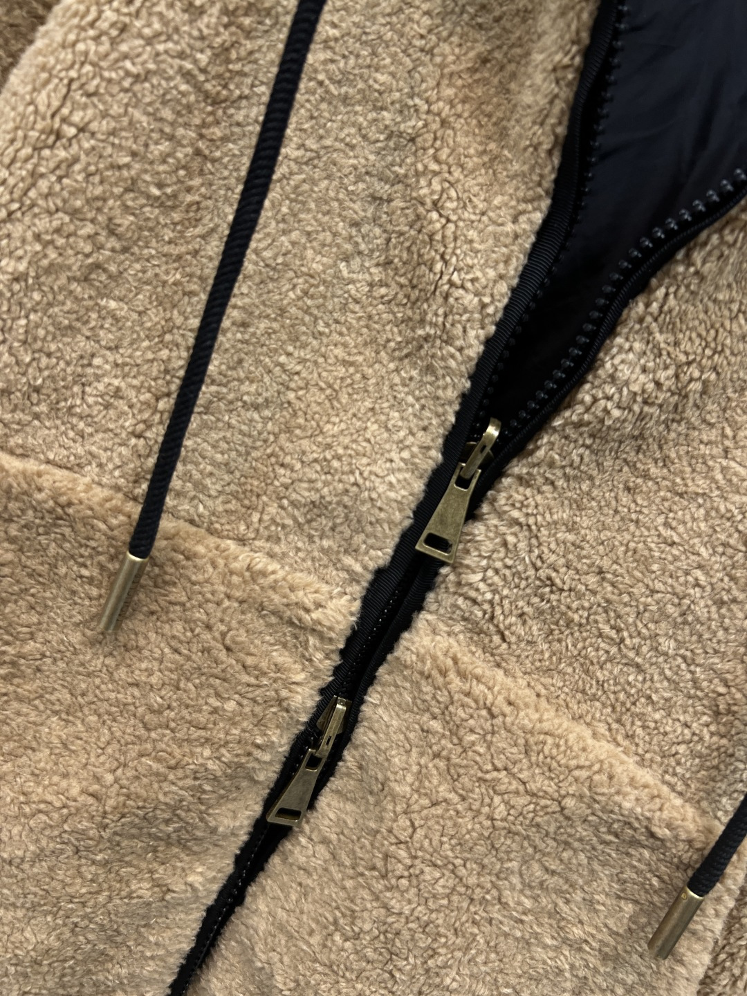 M家 25秋冬新款 双面穿泰迪绒连帽外套 一面纯色尼龙面料 另一面是软萌的颗粒绒泰迪绒 两个风格切换穿出