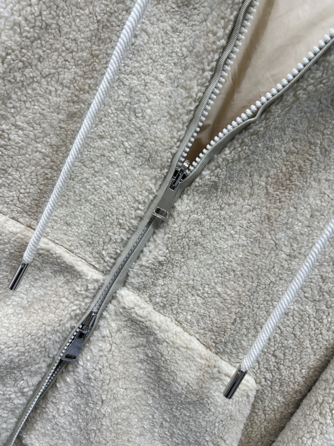 M家 25秋冬新款 双面穿泰迪绒连帽外套 一面纯色尼龙面料 另一面是软萌的颗粒绒泰迪绒 两个风格切换穿出