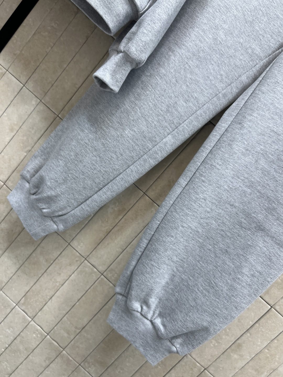 G家 25秋冬新款 双面穿连帽拉链外套+束脚卫裤 外套是双面穿 一面经典双G提花设计 另一面经典纯色设计