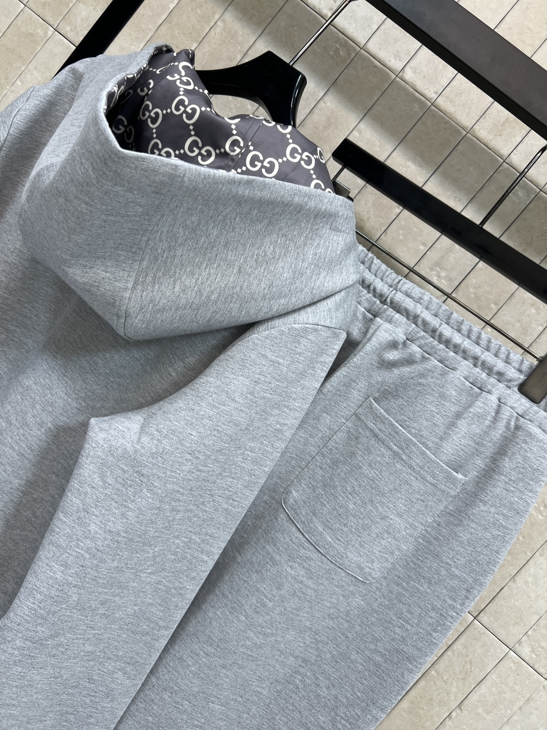 G家 25秋冬新款 双面穿连帽拉链外套+束脚卫裤 外套是双面穿 一面经典双G提花设计 另一面经典纯色设计