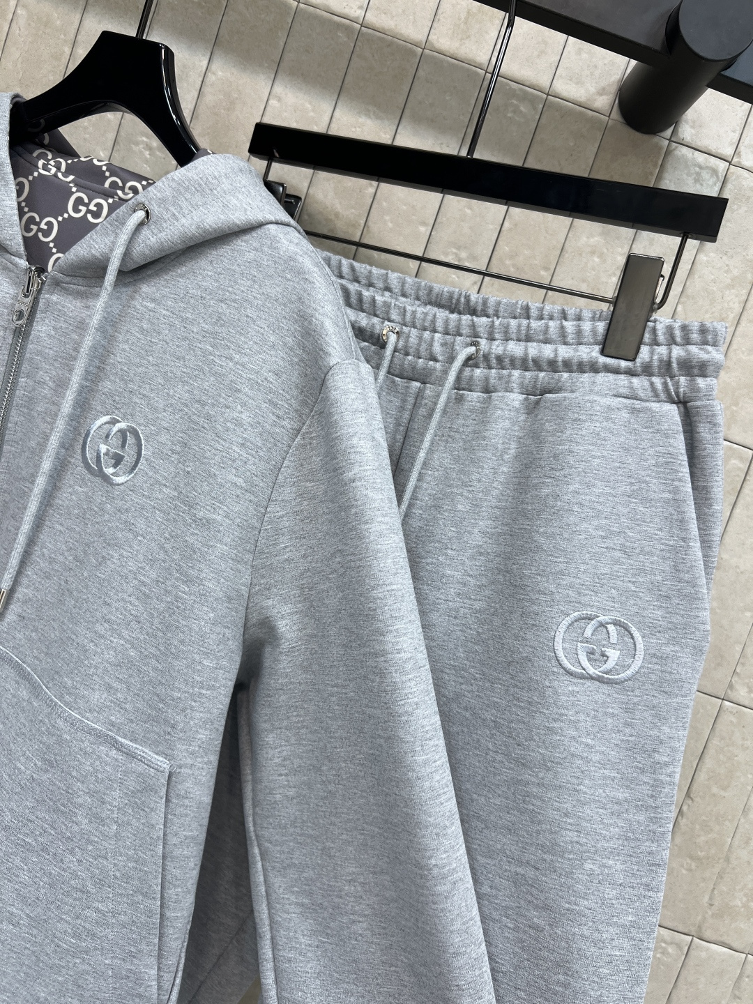 G家 25秋冬新款 双面穿连帽拉链外套+束脚卫裤 外套是双面穿 一面经典双G提花设计 另一面经典纯色设计