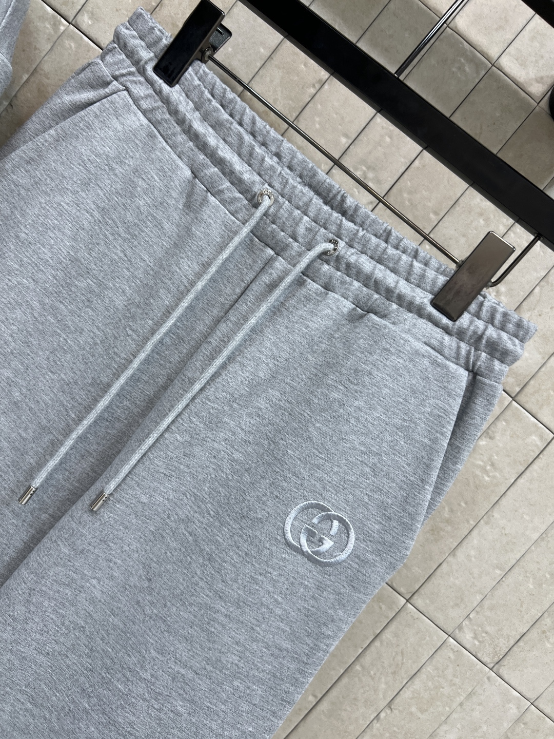 G家 25秋冬新款 双面穿连帽拉链外套+束脚卫裤 外套是双面穿 一面经典双G提花设计 另一面经典纯色设计