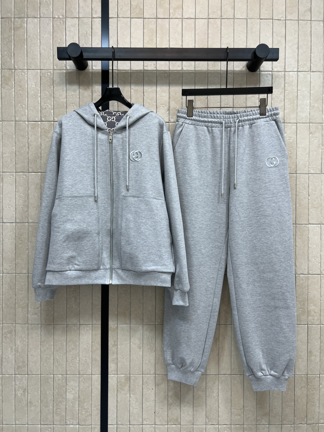 NO:505471,G Home 25 autumn and winter new style, double-sided hooded zipper jacket + tying trousers, jacket is worn on both sides, one side, classic double-G jacquard design, the other side, classic solid color design, double-sided style switches casually, paired with tether elastic casual pants, a set of top body retro, fashionable and stylish, good to match separately, one set for sale, two colors and three codes, Size/S-M-L,, gucci, jackets & coats,hats,alexander wang19860909G家 25秋冬新款 双面穿连帽拉链外套+束脚卫裤 外套是双面穿 一面经典双G提花设计 另一面经典纯色设计 双面风格随意切换 搭配系绳松紧休闲裤 一套上身复古又时髦有型 分开搭配也不错 一套出售 两色三码 Size/S-M-L,,gucci,jackets & coats,hats,alexander wang,Women's clothing