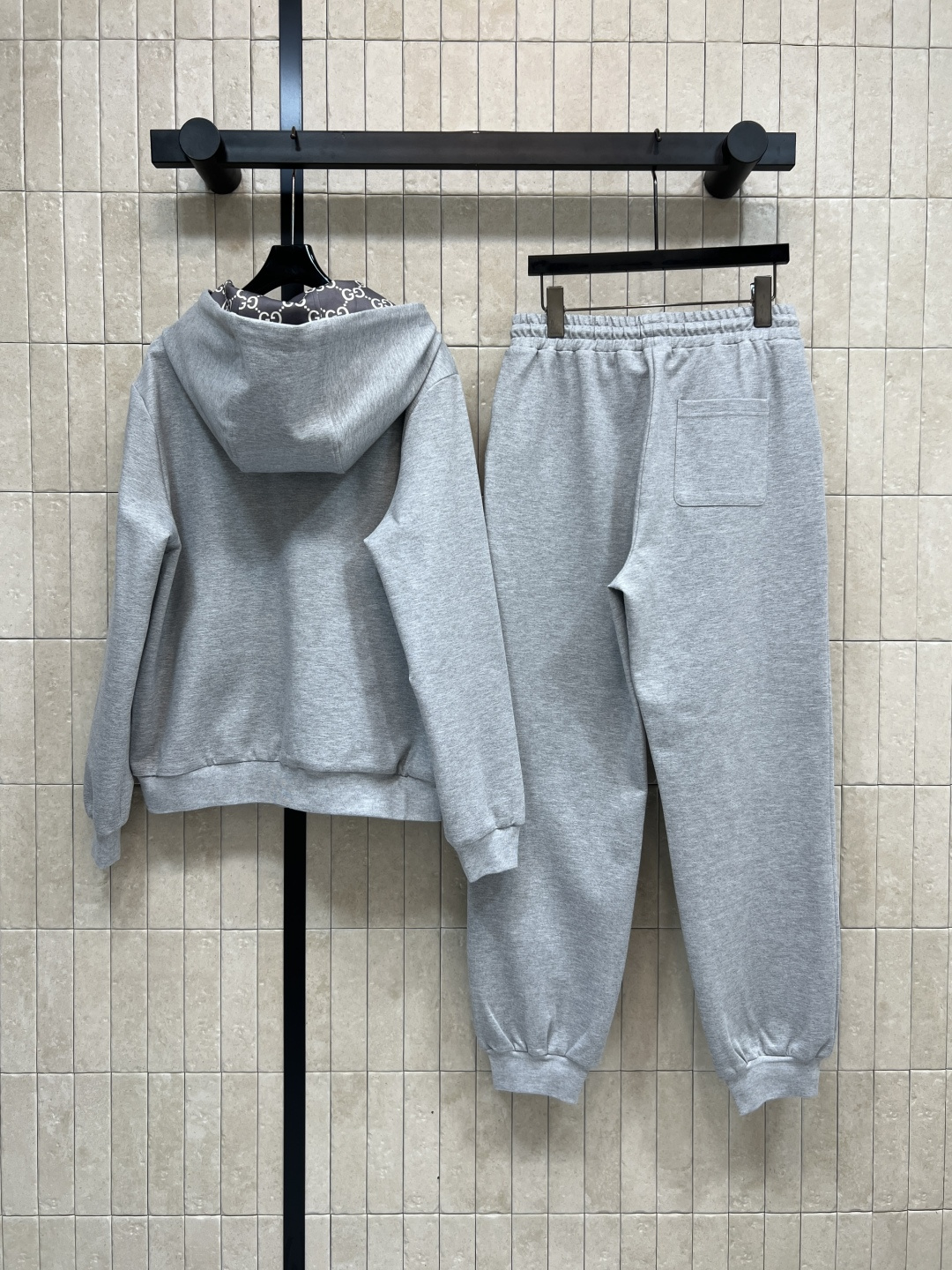 G家 25秋冬新款 双面穿连帽拉链外套+束脚卫裤 外套是双面穿 一面经典双G提花设计 另一面经典纯色设计