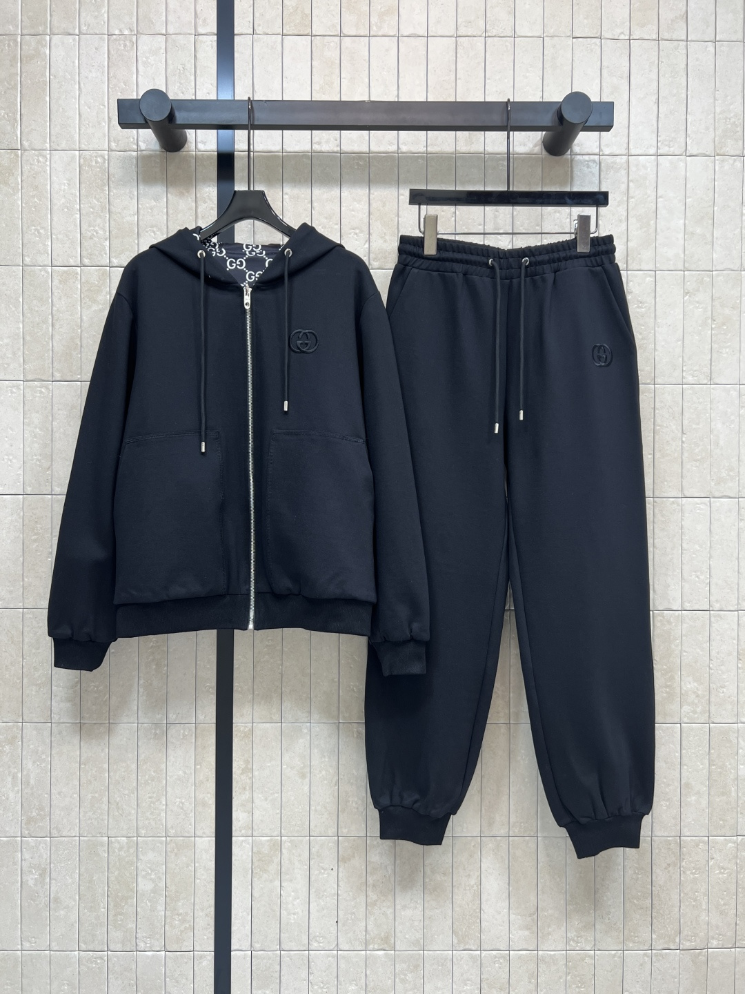 NO:505479,G Home 25 autumn and winter new style, double-sided hooded zipper jacket + tying trousers, jacket is worn on both sides, one side, classic double-G jacquard design, the other side, classic solid color design, double-sided style switches casually, paired with tether elastic casual pants, a set of top body retro, fashionable and stylish, good to match separately, one set for sale, two colors and three codes, Size/S-M-L,, gucci, jackets & coats,hats,alexander wang19860909G家 25秋冬新款 双面穿连帽拉链外套+束脚卫裤 外套是双面穿 一面经典双G提花设计 另一面经典纯色设计 双面风格随意切换 搭配系绳松紧休闲裤 一套上身复古又时髦有型 分开搭配也不错 一套出售 两色三码 Size/S-M-L,,gucci,jackets & coats,hats,alexander wang,Women's clothing