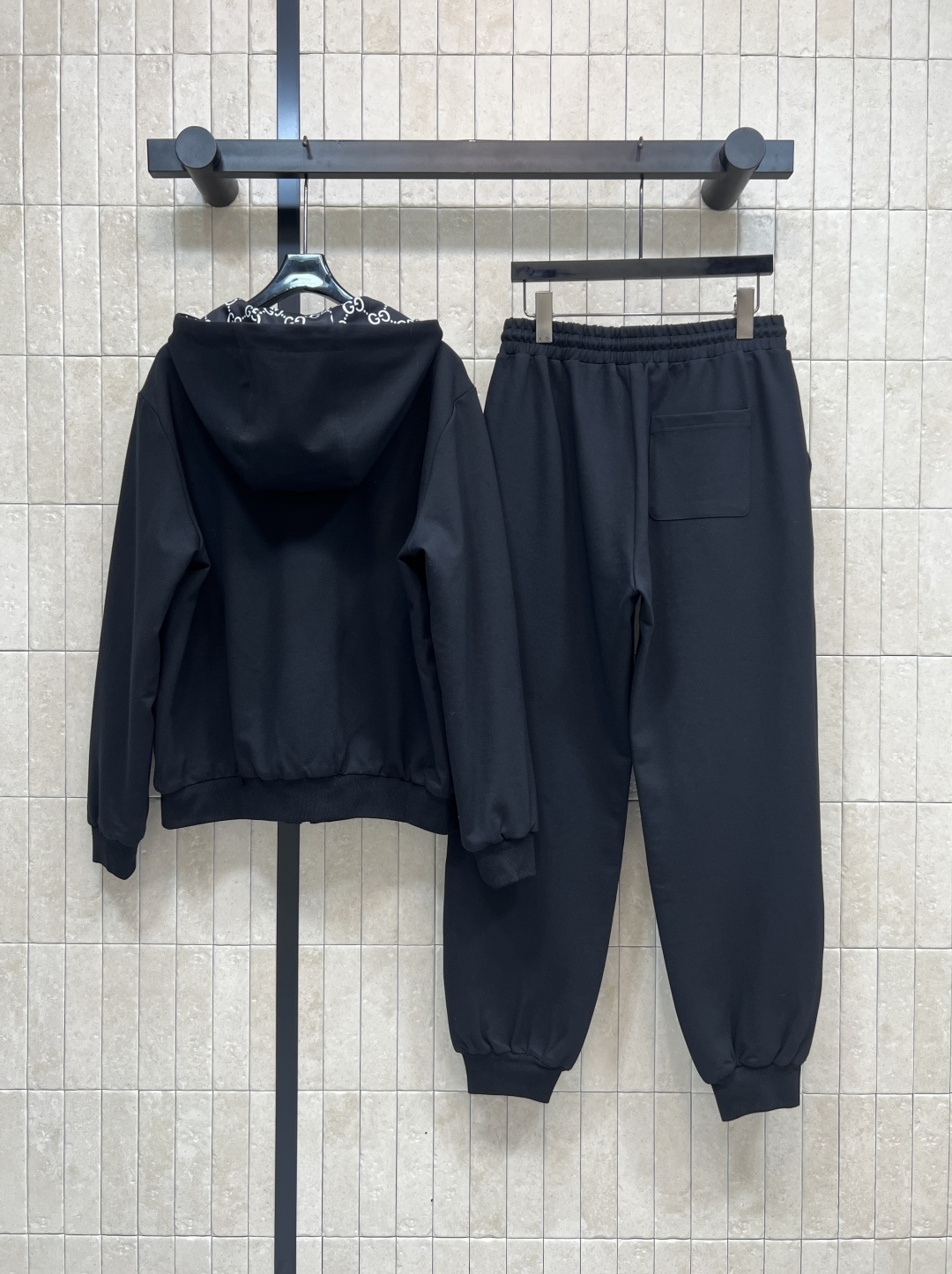 G家 25秋冬新款 双面穿连帽拉链外套+束脚卫裤 外套是双面穿 一面经典双G提花设计 另一面经典纯色设计