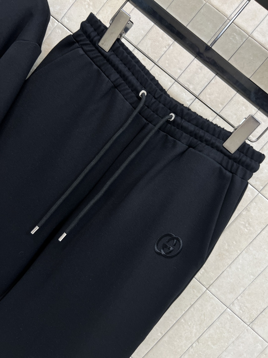 G家 25秋冬新款 双面穿连帽拉链外套+束脚卫裤 外套是双面穿 一面经典双G提花设计 另一面经典纯色设计