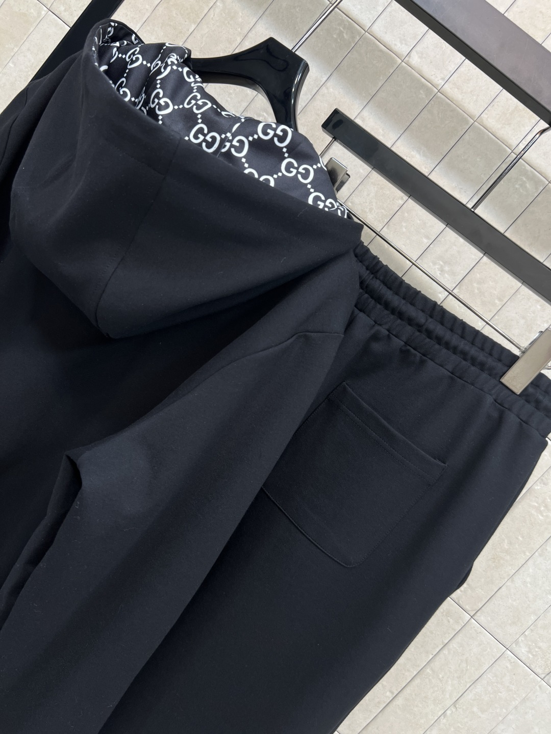 G家 25秋冬新款 双面穿连帽拉链外套+束脚卫裤 外套是双面穿 一面经典双G提花设计 另一面经典纯色设计