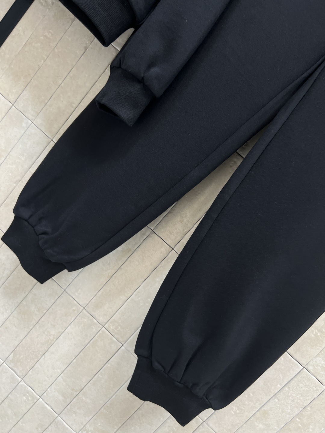 G家 25秋冬新款 双面穿连帽拉链外套+束脚卫裤 外套是双面穿 一面经典双G提花设计 另一面经典纯色设计