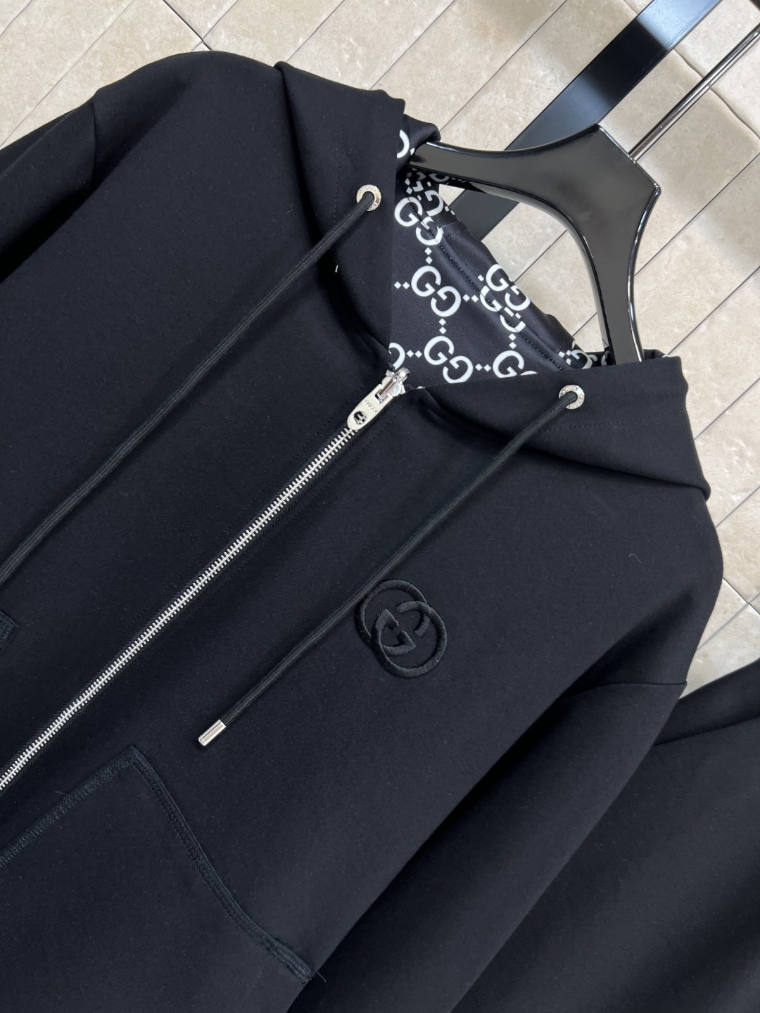 G家 25秋冬新款 双面穿连帽拉链外套+束脚卫裤 外套是双面穿 一面经典双G提花设计 另一面经典纯色设计