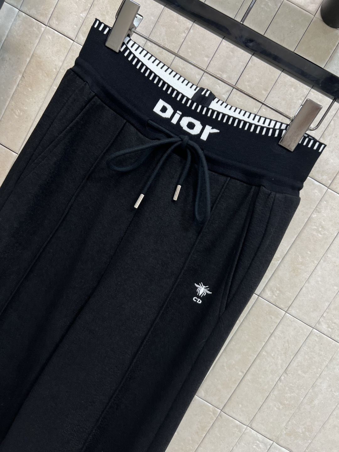 D家 25秋冬新款 字母织带直筒休闲裤 日常太需要了 字母松紧腰+抽绳收腰设计 阔腿的直筒裤型 轻松的穿