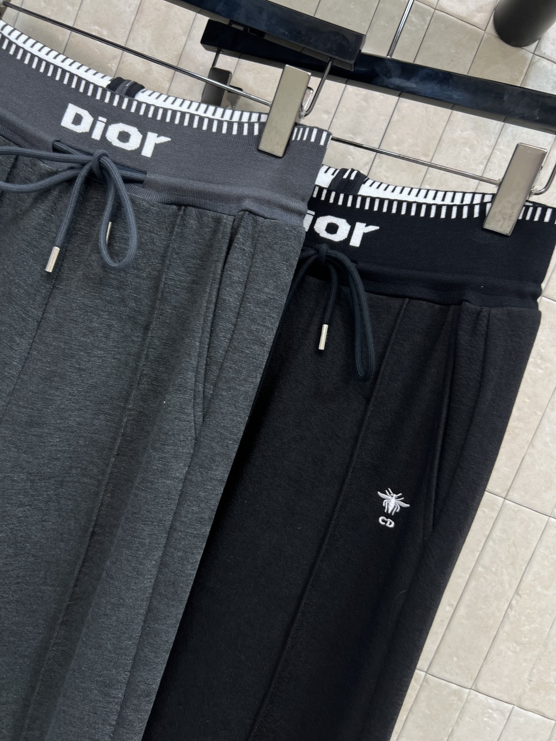 D家 25秋冬新款 字母织带直筒休闲裤 日常太需要了 字母松紧腰+抽绳收腰设计 阔腿的直筒裤型 轻松的穿