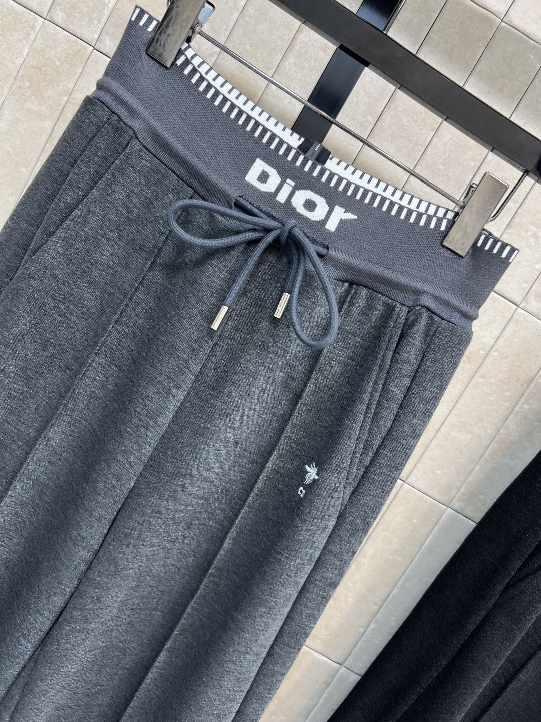 D家 25秋冬新款 字母织带直筒休闲裤 日常太需要了 字母松紧腰+抽绳收腰设计 阔腿的直筒裤型 轻松的穿