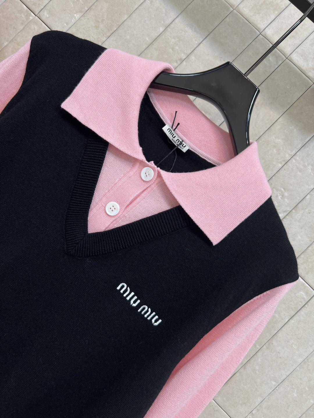 MIu家 25秋冬新款 撞色Polo领针织长袖衫 胸前logo刺绣装饰 撞色翻领+V领假两件设计 拉长脖