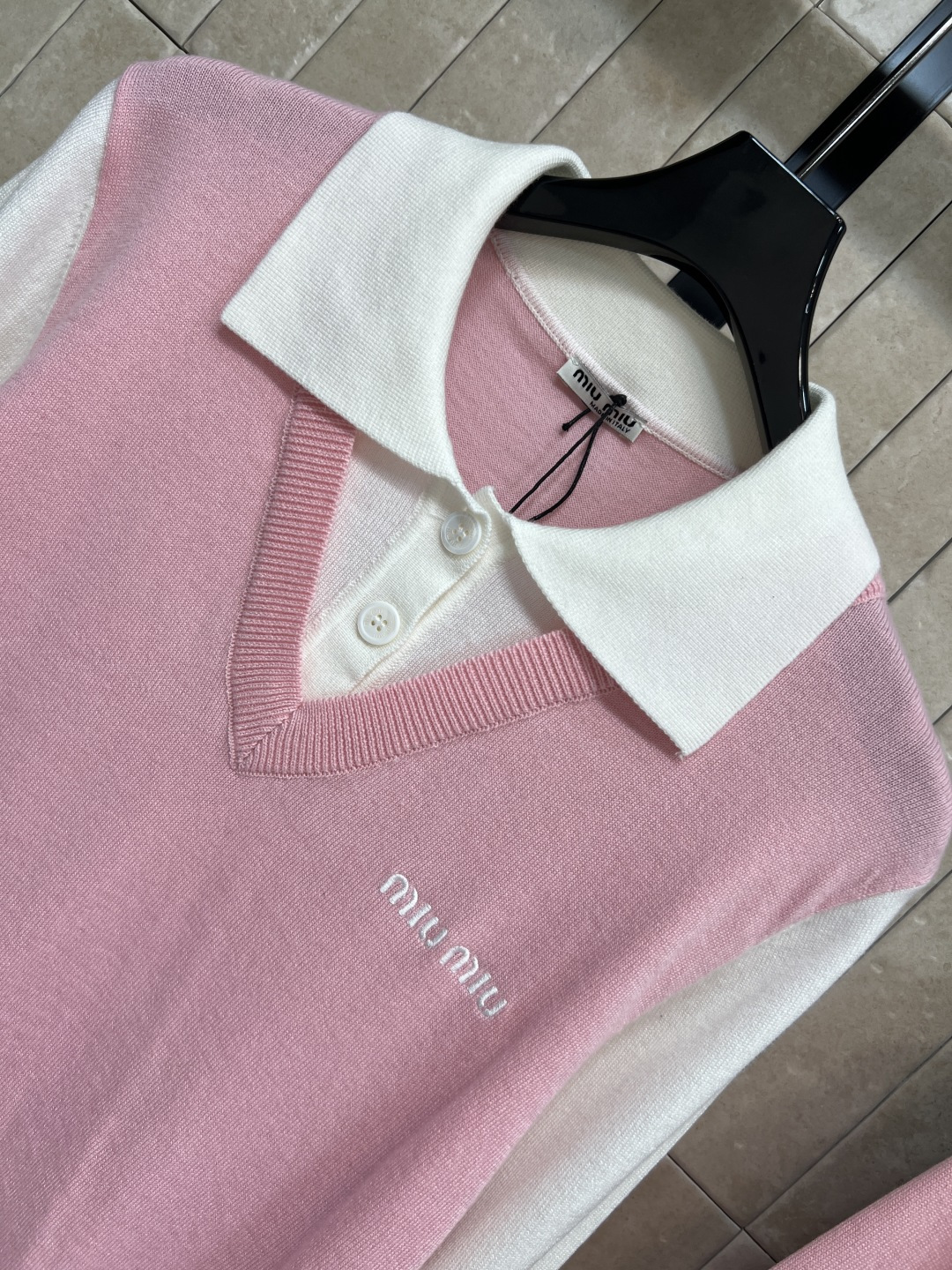 MIu家 25秋冬新款 撞色Polo领针织长袖衫 胸前logo刺绣装饰 撞色翻领+V领假两件设计 拉长脖