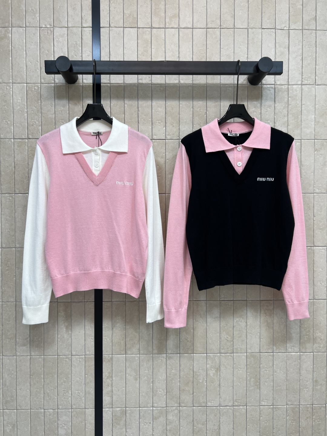NO:505459,MIujia 25 autumn and winter new style contrasting Polo collar knitted long-sleeved shirt, chest logo embroidery decoration, contrasting lapel + V-neck fake two-piece design, lengthening neck lines, modifying face shape, moderate length, can control all heights, threads on the neck cuff hem, it is not easy to deform after wearing, very versatile, skirts or casual pants are very OK, collar color three-code Size/S-M-L,,miumiu, skirts, alexander wang19860909MIu家 25秋冬新款 撞色Polo领针织长袖衫 胸前logo刺绣装饰 撞色翻领+V领假两件设计 拉长脖颈线条 修饰脸型 衣长适中 各种身高都能驾驭 领口袖口下摆螺纹收束 久穿不易变形 非常百搭 半身裙或者休闲裤都很OK 领色三码Size/S-M-L,,miumiu,skirts,alexander wang,Women's clothing