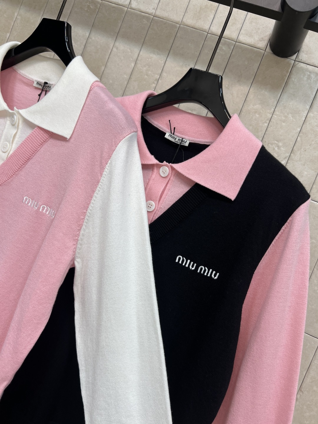 MIu家 25秋冬新款 撞色Polo领针织长袖衫 胸前logo刺绣装饰 撞色翻领+V领假两件设计 拉长脖