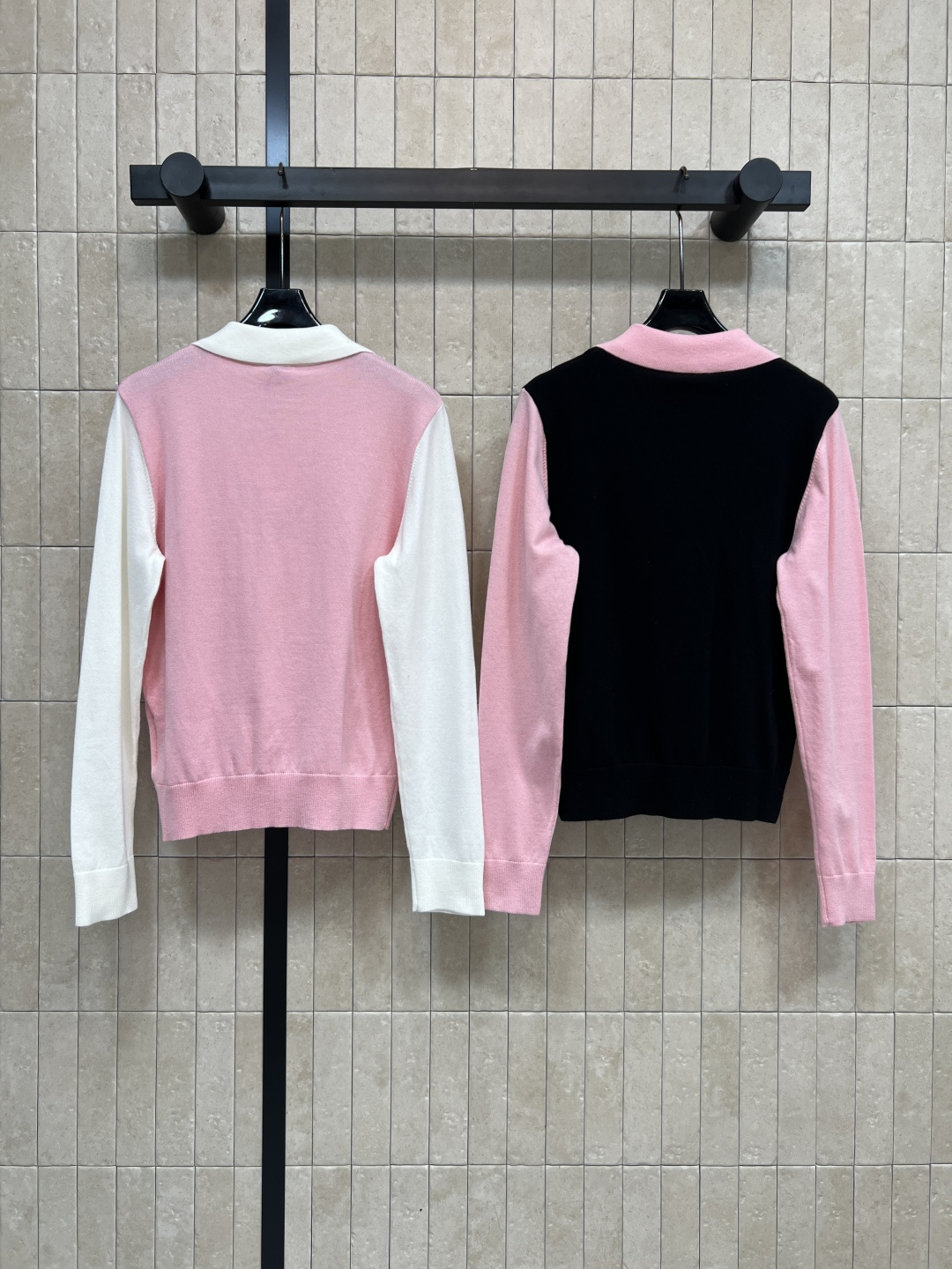 MIu家 25秋冬新款 撞色Polo领针织长袖衫 胸前logo刺绣装饰 撞色翻领+V领假两件设计 拉长脖