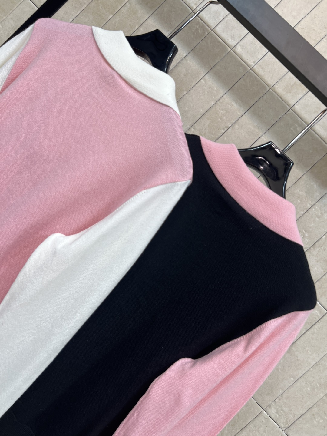 MIu家 25秋冬新款 撞色Polo领针织长袖衫 胸前logo刺绣装饰 撞色翻领+V领假两件设计 拉长脖