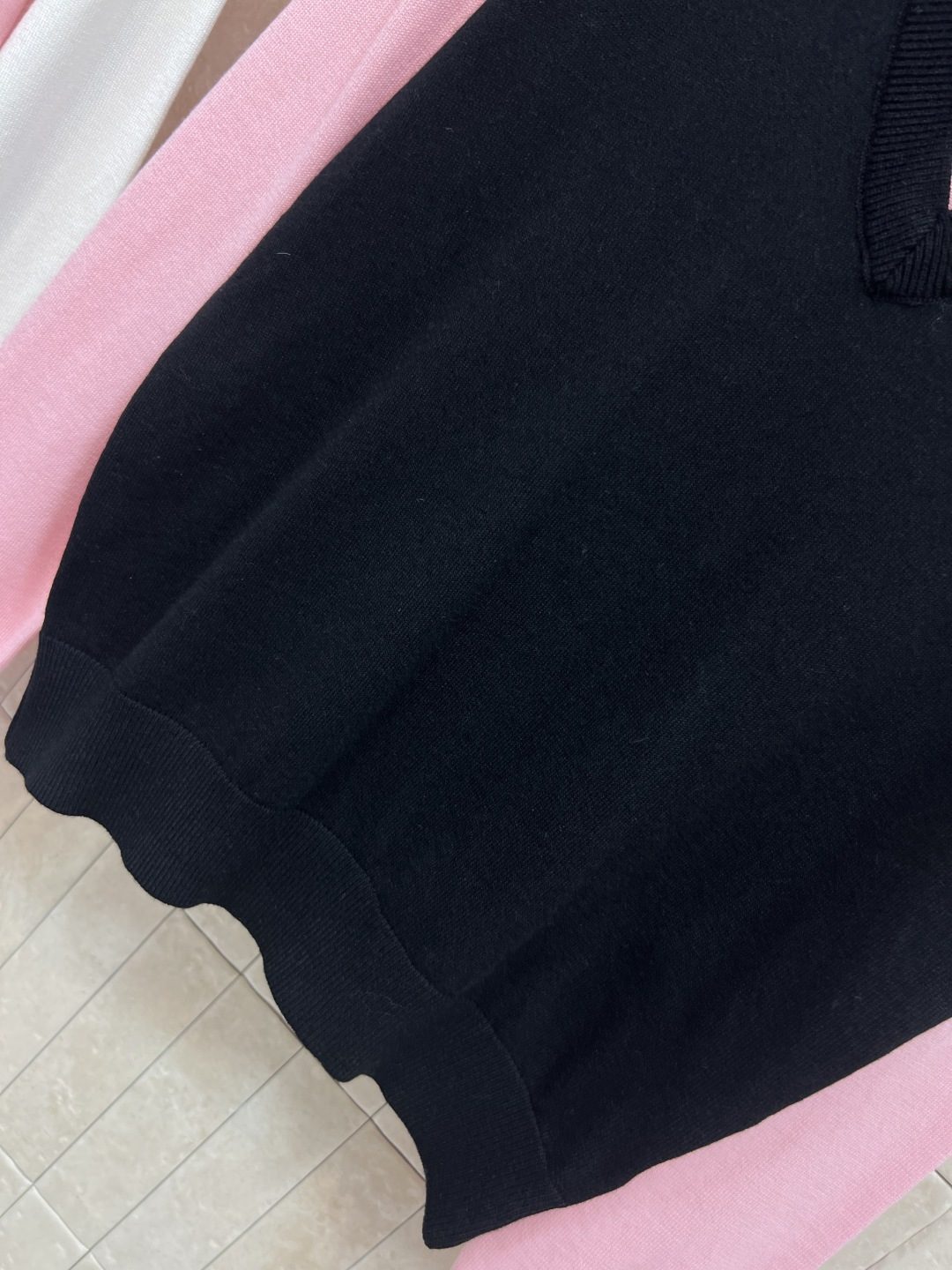 MIu家 25秋冬新款 撞色Polo领针织长袖衫 胸前logo刺绣装饰 撞色翻领+V领假两件设计 拉长脖