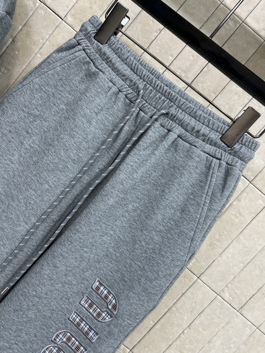 MIu家 25秋冬新款 双面穿连帽外套+束脚卫裤 日常休闲运动套装 外套可双面穿 一面经典纯色另一面复古