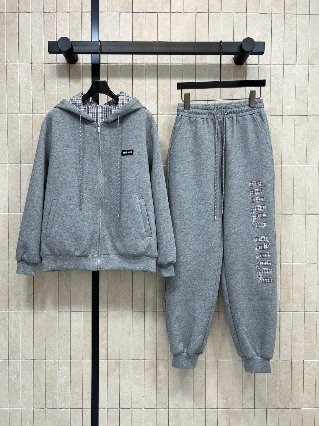 NO:505465,MIu Home 25 autumn and winter new style, double-sided hooded jacket + hooded trousers, daily casual sports suit, jacket can be worn on both sides, classic solid color on the other side, retro plaid design, elastic waist tying trousers, hollow plaid logo embroidery embroidery, simple and fashionable, no worries when going out, casual hooded sweatshirts with tying trousers, a set of top body full of fashion sense, two colors and three codes Size/S-M-L,,miumiu,hoodie,sweatshirts,jackets & coats,hats,alexander wang19860909MIu家 25秋冬新款 双面穿连帽外套+束脚卫裤 日常休闲运动套装 外套可双面穿 一面经典纯色另一面复古格纹设计 松紧腰束脚卫裤脚上镂空格纹logo刺绣点缀 简洁又时尚大气 出门无搭配烦恼 休闲连帽卫衣外套搭配束脚运动裤 一套上身时尚感满满 两色三码 Size/S-M-L,,miumiu,hoodie,sweatshirts,jackets & coats,hats,alexander wang,Women's clothing