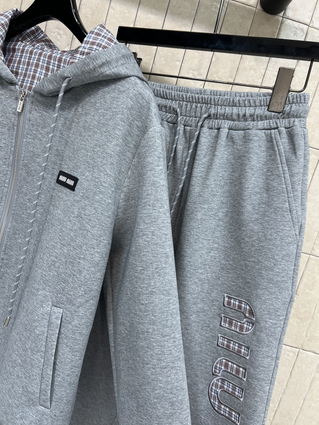 MIu家 25秋冬新款 双面穿连帽外套+束脚卫裤 日常休闲运动套装 外套可双面穿 一面经典纯色另一面复古