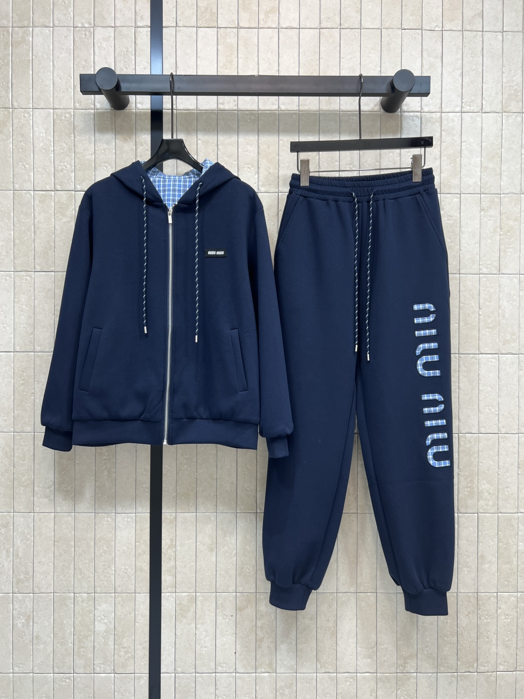 NO:505472,MIu Home 25 autumn and winter new style, double-sided hooded jacket + hooded trousers, daily casual sports suit, jacket can be worn on both sides, classic solid color on the other side, retro plaid design, elastic waist tying trousers, hollow plaid logo embroidery embroidery, simple and fashionable, no worries when going out, casual hooded sweatshirts with tying trousers, a set of top body full of fashion sense, two colors and three codes Size/S-M-L,,miumiu,hoodie,sweatshirts,jackets & coats,hats,alexander wang19860909MIu家 25秋冬新款 双面穿连帽外套+束脚卫裤 日常休闲运动套装 外套可双面穿 一面经典纯色另一面复古格纹设计 松紧腰束脚卫裤脚上镂空格纹logo刺绣点缀 简洁又时尚大气 出门无搭配烦恼 休闲连帽卫衣外套搭配束脚运动裤 一套上身时尚感满满 两色三码 Size/S-M-L,,miumiu,hoodie,sweatshirts,jackets & coats,hats,alexander wang,Women's clothing