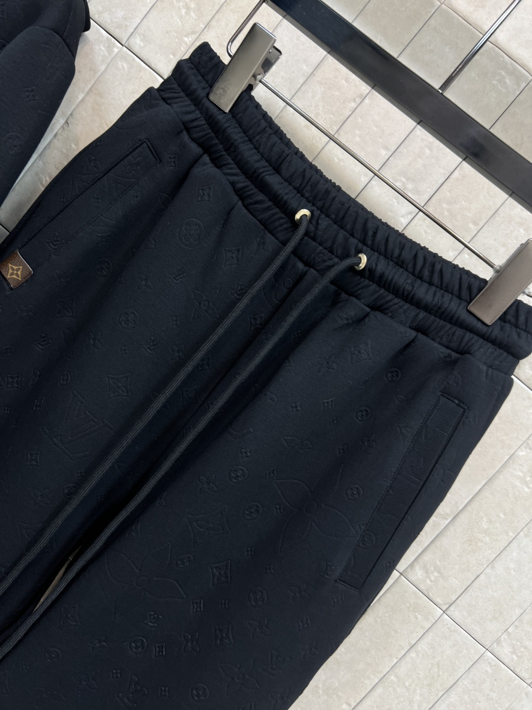 L家 25秋冬新款 提花logo连帽外套+高腰直筒裤 喜欢老花的一定不要错过 经典老花休闲运动套装 休闲