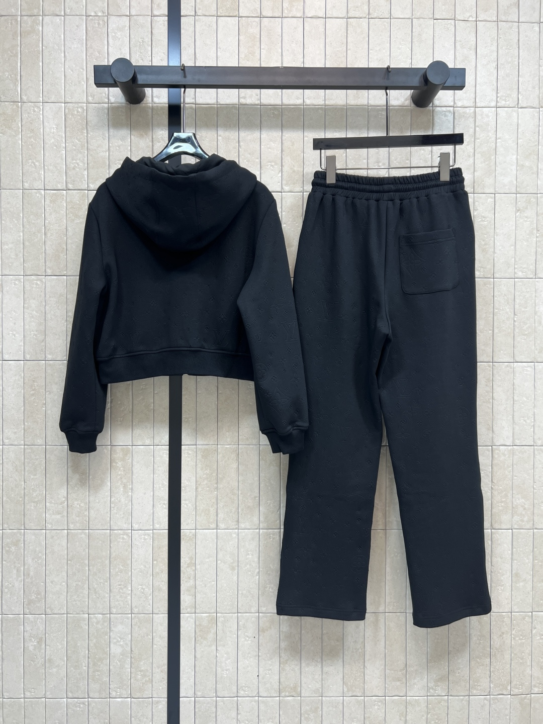 L家 25秋冬新款 提花logo连帽外套+高腰直筒裤 喜欢老花的一定不要错过 经典老花休闲运动套装 休闲