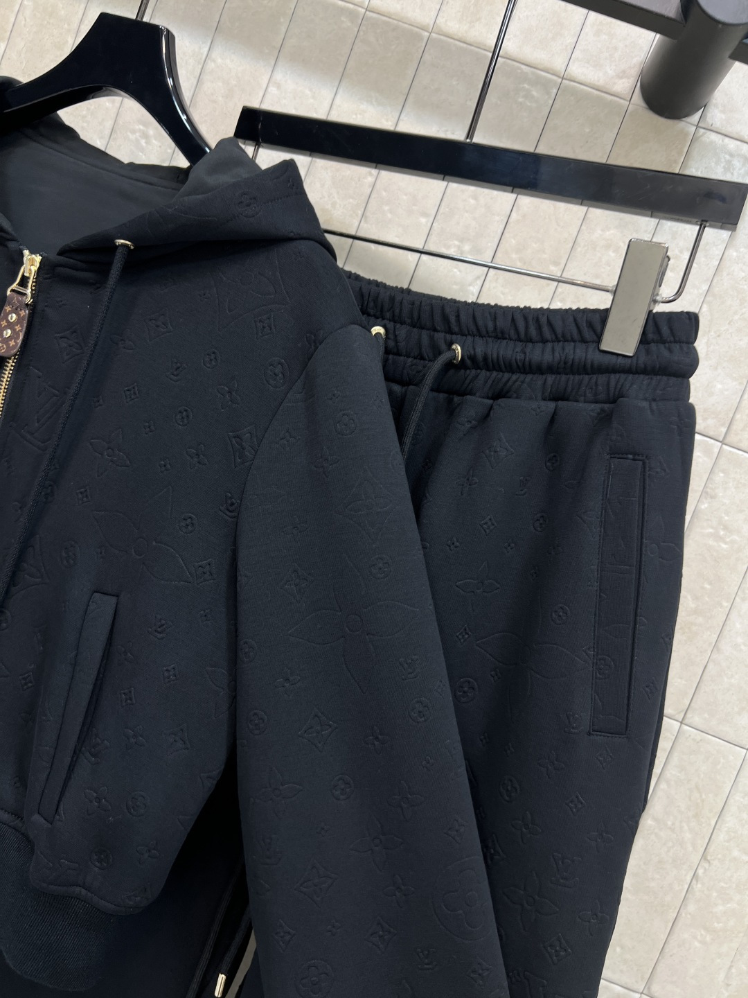 L家 25秋冬新款 提花logo连帽外套+高腰直筒裤 喜欢老花的一定不要错过 经典老花休闲运动套装 休闲