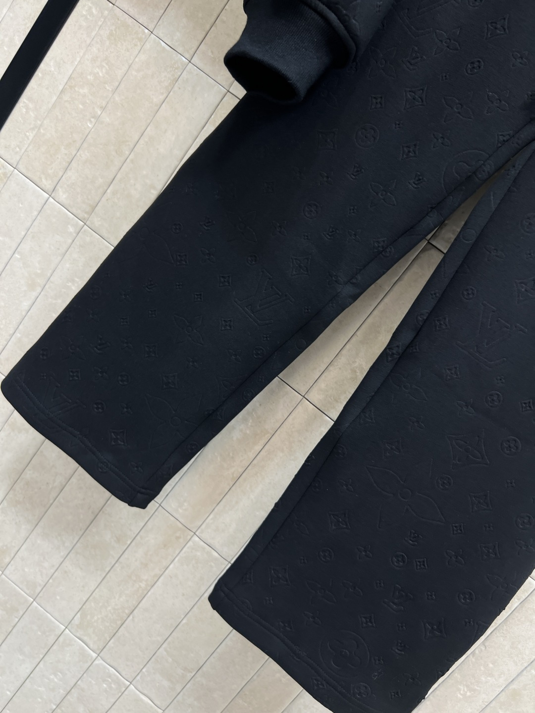 L家 25秋冬新款 提花logo连帽外套+高腰直筒裤 喜欢老花的一定不要错过 经典老花休闲运动套装 休闲