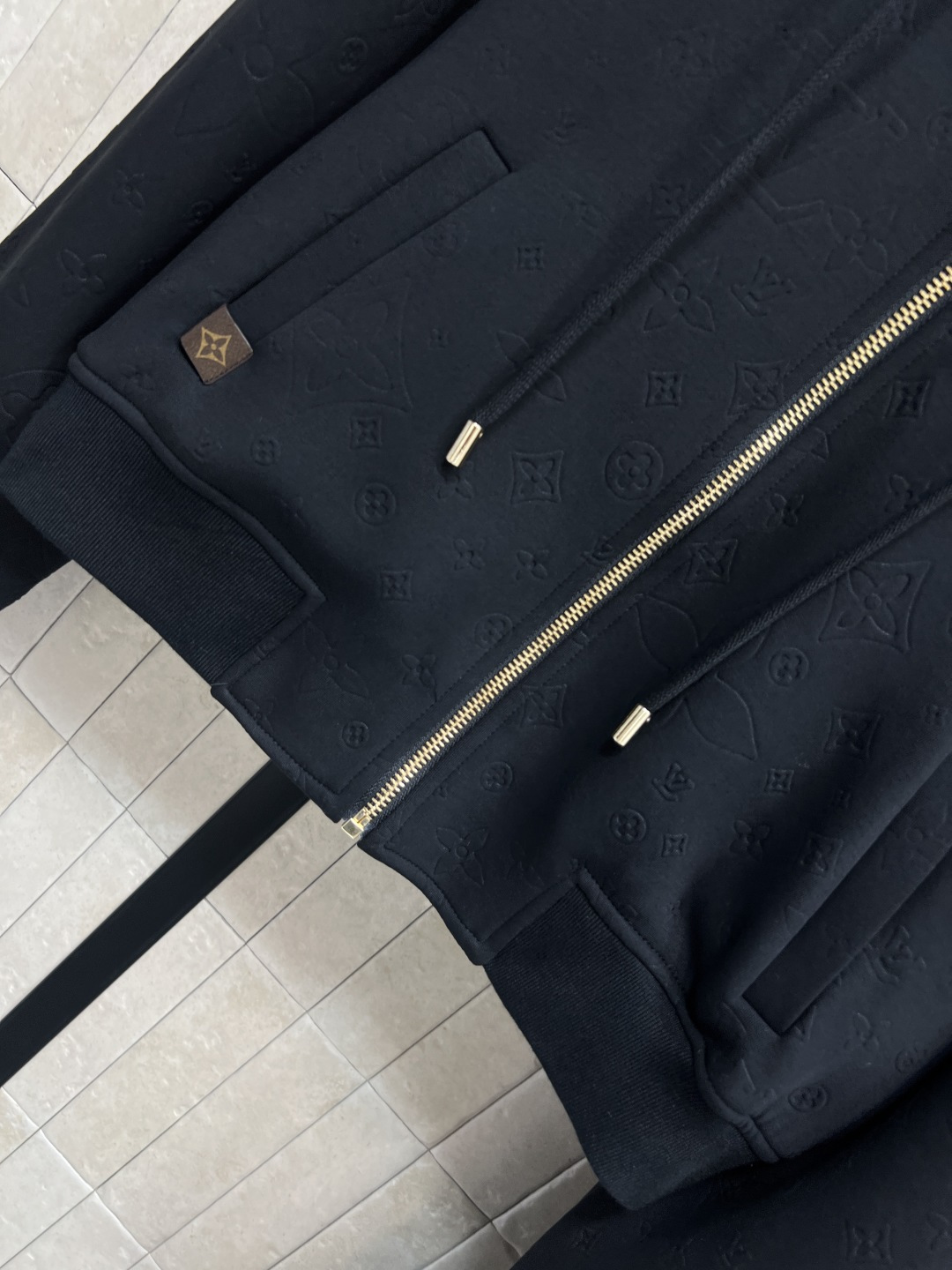 L家 25秋冬新款 提花logo连帽外套+高腰直筒裤 喜欢老花的一定不要错过 经典老花休闲运动套装 休闲